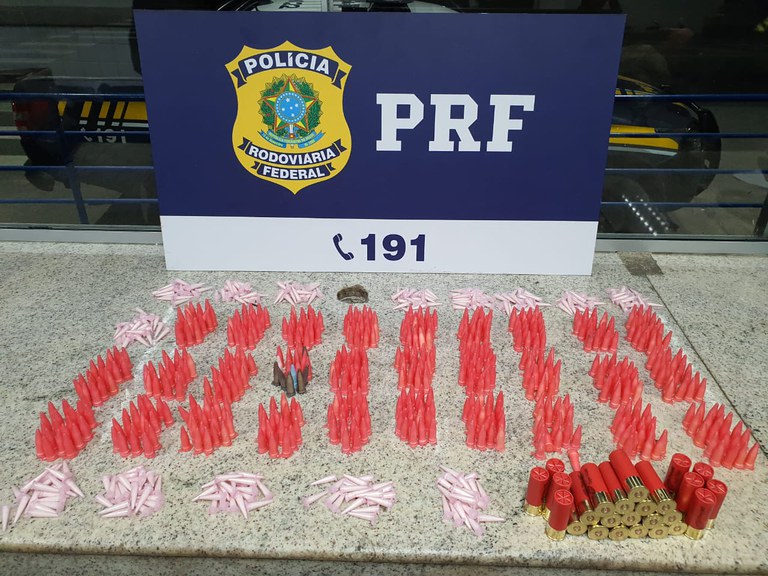 PRF apreende drogas, munições, carro e detém três pessoas, em Serra/ES