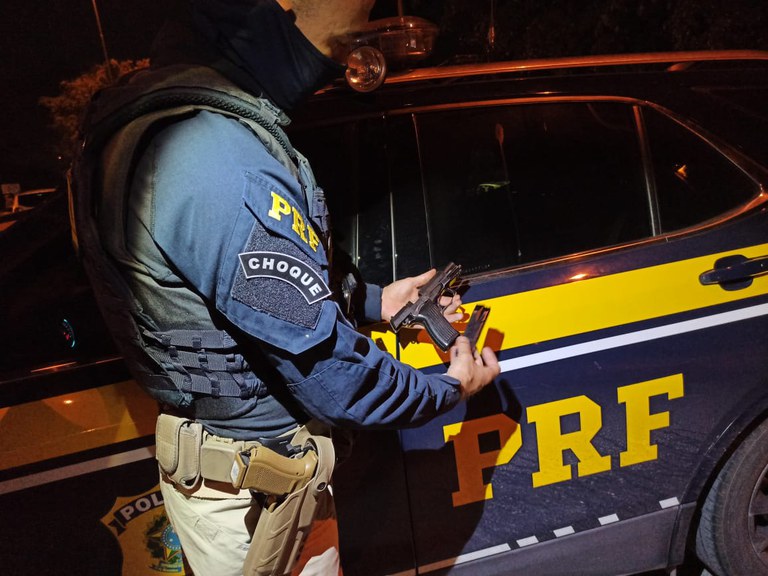 PRF apreende pistola durante fiscalização em Ibatiba/ES