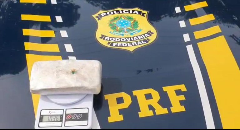 PRF apreende pasta base de cocaína, na BR 447