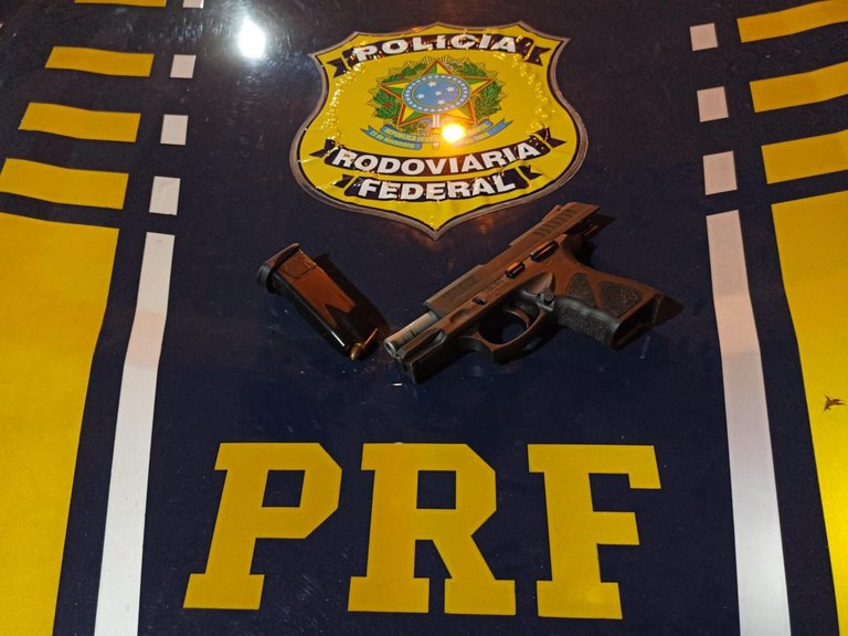 PRF apreende pistola em Ibatiba/ES