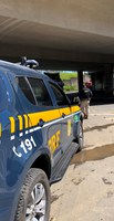 PRF cumpre mandado de prisão na BR 101, em Cariacica/ES