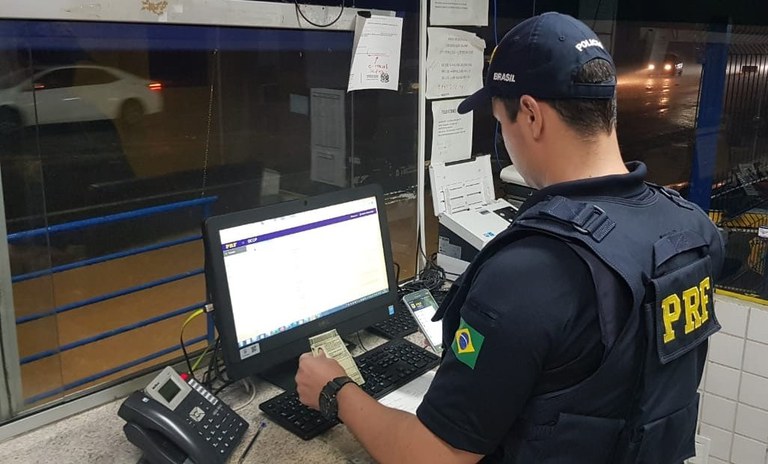 PRF detém homem com documentos falsos na BR 101