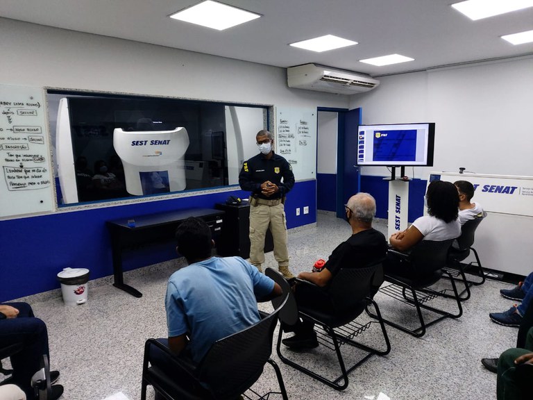 PRF realiza ciclo de palestras para motoristas profissionais