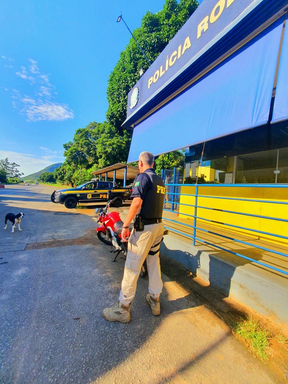PRF recupera moto roubada e prende uma pessoa na BR 101