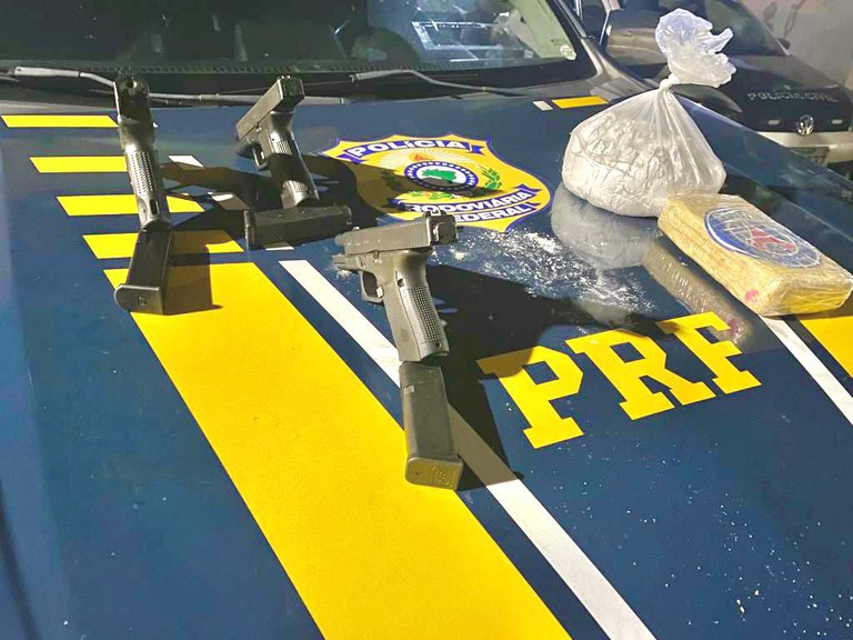 PRF apreende cocaína e 3 pistolas em ônibus no município de Piraí (RJ)
