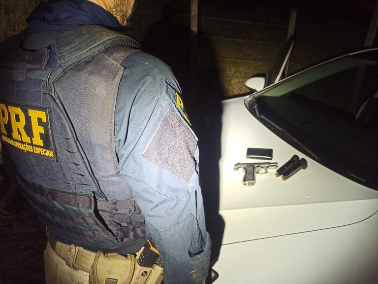 PRF apreende duas armas de fogo durante fiscalizações na BR 259