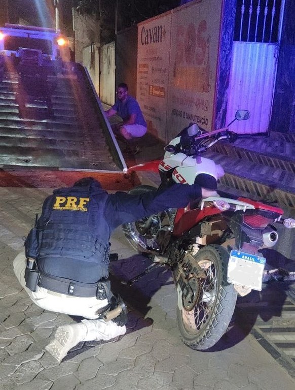 PRF recupera dois veículos durante fiscalizações nesta terça-feira