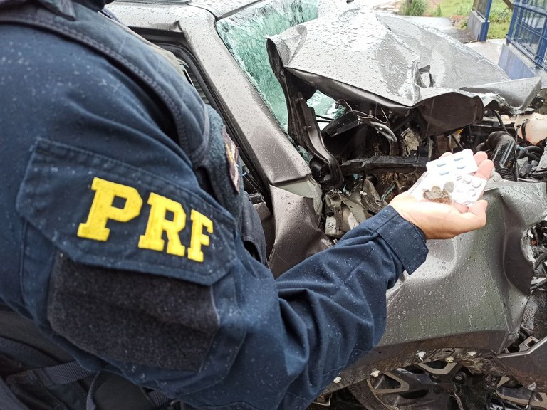 PRF apreende armas, drogas, recupera veículos e detém foragidos da justiça durante fiscalizações no feriado