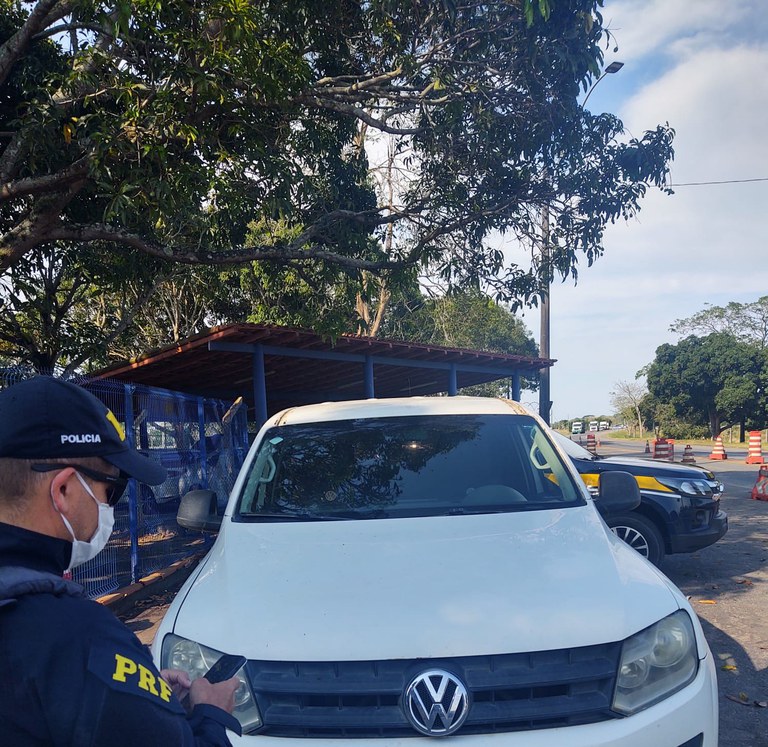 PRF detém homem de saidinha temporária e recupera caminhonete roubada na BR 101