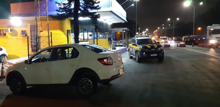 PRF recupera dois veículos e detém homem com mandado de prisão em aberto durante fiscalizações neste fim de semana