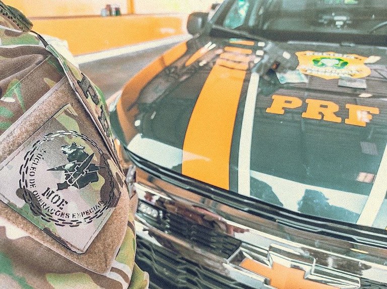 PRF detém motorista com CNH falsa e arma de fogo ilegal