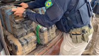 Jovem de 26 anos é preso pela PRF, em Rio Verde (GO), com 125 Kg de maconha, no porta malas do carro.