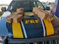 Homem é preso pela PRF com quase 3 milhões em cocaína, durante fiscalização de trânsito em Corumbá (GO).