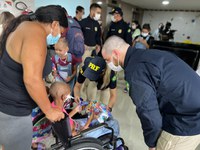 PRF entrega medicamentos e doações a crianças com câncer em tarde animada no Hospital Araújo Jorge