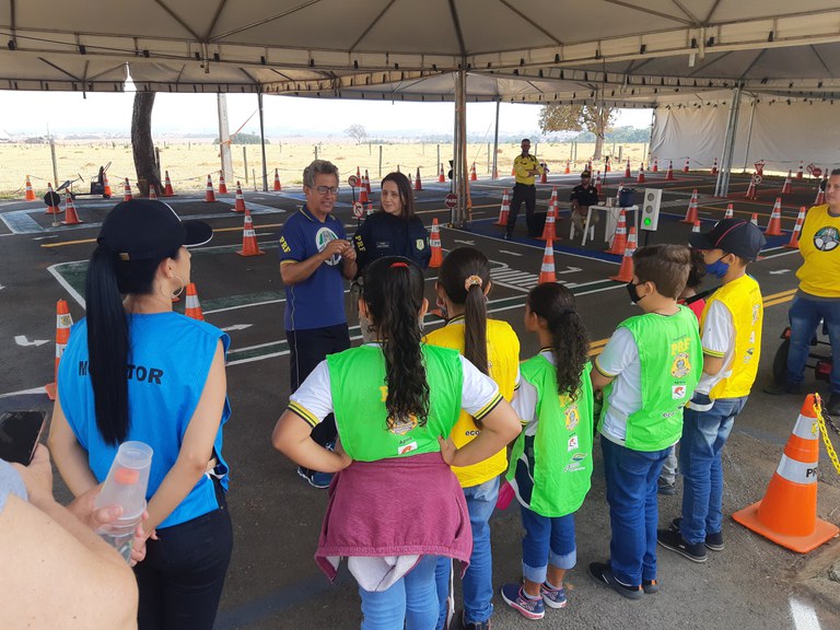 Na Semana Nacional de Trânsito, crianças viram motoristas na unidade da PRF em Catalão