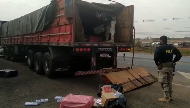 PRF apreende caminhão com 375 mil maços de cigarros contrabandeados no Sudoeste goiano