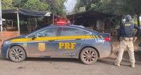 Mulher suspeita de espancar criança é presa na BR-153 pela PRF, em Morrinhos.