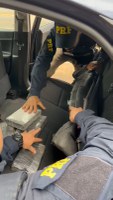 PRF apreende 6 kg de cocaína escondidos em banco de carro em Goiás