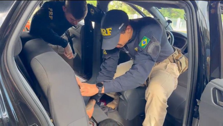 PRF apreende droga em tanque de combustível de veículo