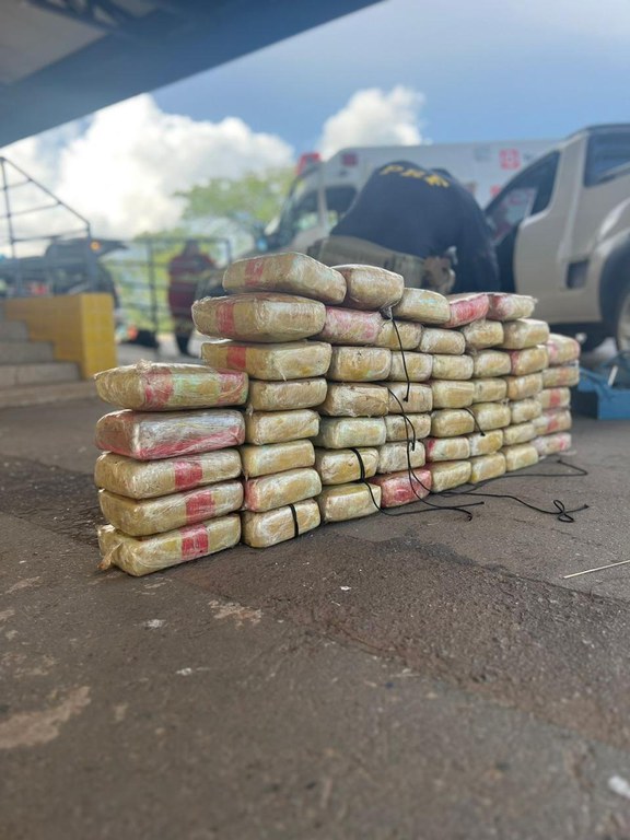 PRF apreende droga em veículo transportado por caminhão-cegonha na BR-153, em Aparecida de Goiânia