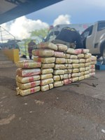 PRF apreende droga em veículo transportado por caminhão-cegonha na BR-153, em Aparecida de Goiânia