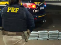 PRF apreende 50 kg de maconha em veículo de passeio na BR-153, em Itumbiara