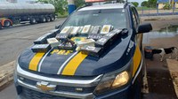 PRF apreende mais de 50kg de cocaína e arma de fogo em bagagens de passageiro de ônibus na BR-153