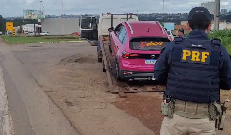 PRF apreende veículo com inúmeras irregularidades na BR-060, em Anápolis