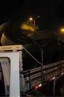 A Polícia Rodoviária Federal (PRF), apreendeu na noite desta quinta-feira (04), na BR-060, município de Jataí/GO, um caminhão carregado com pneus contrabandeados do Paraguai