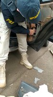 PRF prende casal que transportava cocaína em Jataí