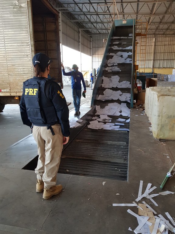 Documentos inservíveis arquivados pela PRF são destruídos e doados a cooperativa de catadores de materiais recicláveis