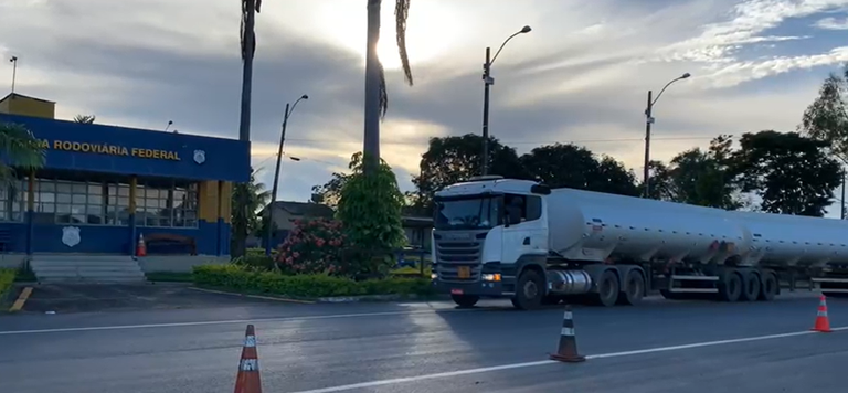 PRF e Secretaria de Economia apreendem carga irregular de combustível avaliada em cerca de R$ 400 mil