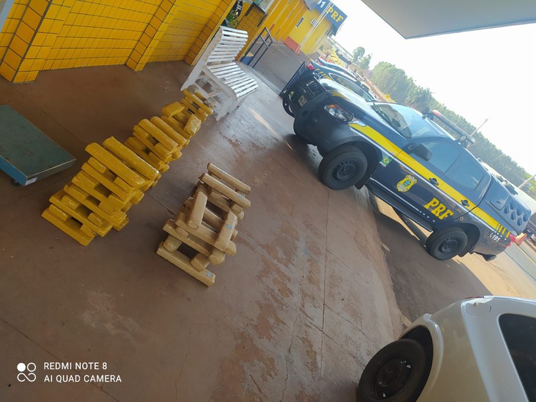 Trio é preso com maconha em Jataí