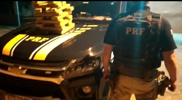 Passageira de ônibus foge de fiscalização mas acaba presa por tráfico de drogas