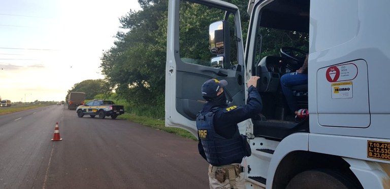 PRF realiza comando de fiscalização de descanso de motoristas profissionais