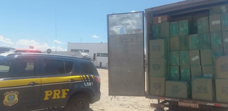 Ação integrada entre PRF e PMGO apreende caminhão com 150 mil carteiras de cigarros contrabandeados