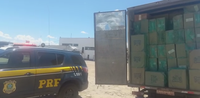 Ação integrada entre PRF e PMGO apreende caminhão com 150 mil carteiras de cigarros contrabandeados