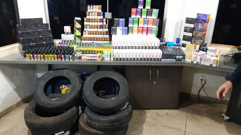 Contrabando é encontrado dentro de carros transportados por carreta cegonha