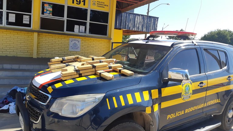 Traficante abandona mala com maconha embrulhada em preservativos