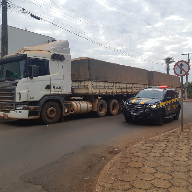 Carreta com 30 toneladas de soja é recuperada na BR-452 em Itumbiara