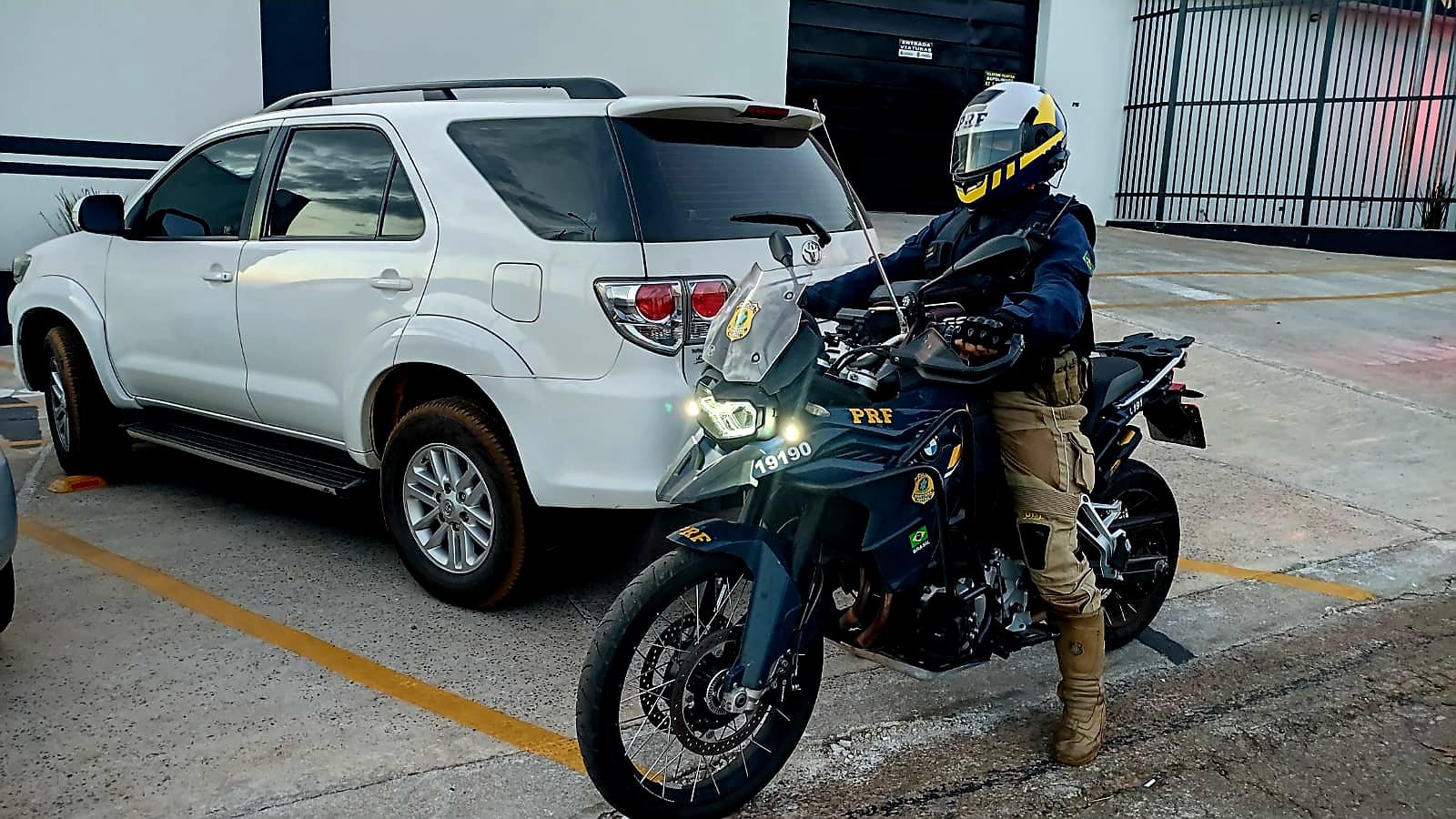 PRF recupera veículo roubado que era transportado em gincho