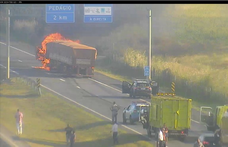 Motorista de carreta é preso embriagado dirigindo em zigue-zague na BR-050, em Campo Alegre