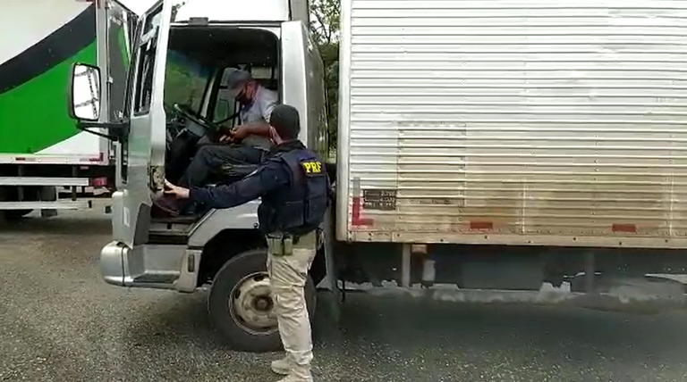 PRF e secretaria de saúde de Uruaçu realizam ação voltada aos caminhoneiros