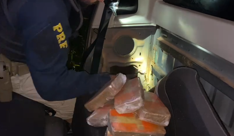 Após receber ordem de parada da PRF, motorista foge e abandona veículo com carga milionária de droga em Jataí (GO)