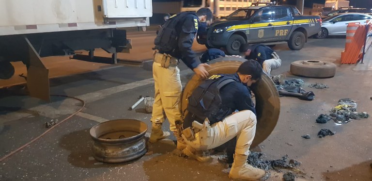 Droga camuflada: PRF apreende cocaína que estava em pneu de caminhão