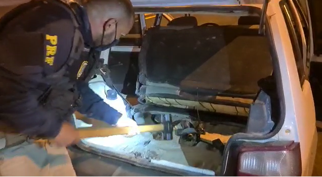 PRF apreende droga avaliada em quase R$ 1 milhão dentro de fundo falso