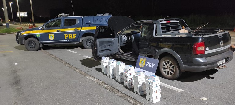 PRF apreende quase uma centena de celulares escondidos em veículo