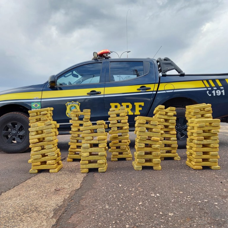 Dupla que transportava 200 quilos de maconha tenta fugir, mas é detida pela PRF em Rio Verde