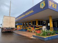PRF apreende caminhão-baú com mais de 3 toneladas de drogas