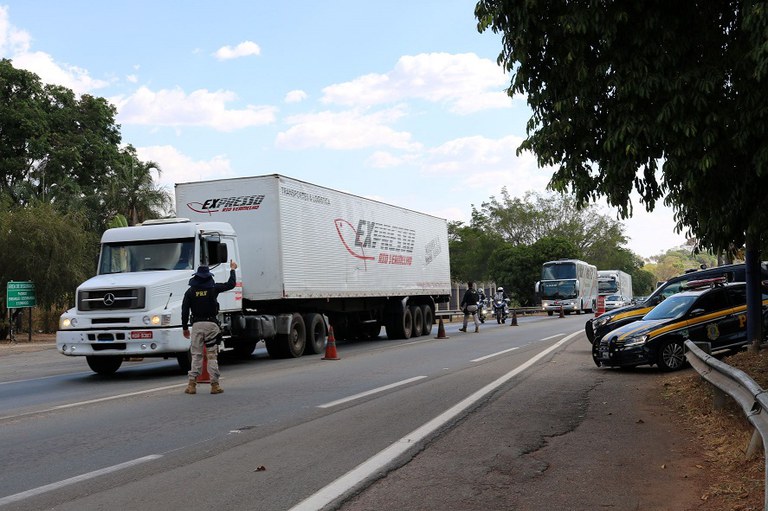 PRF divulga resultados da operação Proclamação da república nas rodovias federais goianas
